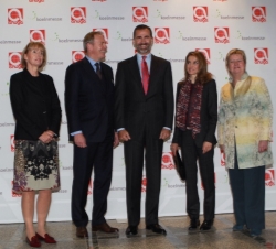 Los Príncipes de Asturias acompañados por las autoridades locales asistentes a la 32ª edición de la Feria Sectorial de Alimentación y Bebidas (ANUGA)